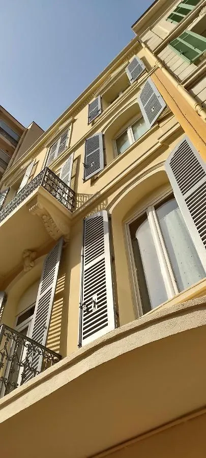 **  Saint-Raphaël Nouvel Hotel צרפת